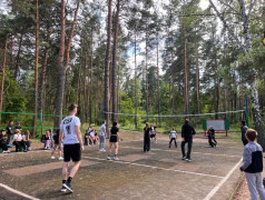 В рамках мероприятий приуроченных ко "Дню молодежи" в нашем лагере &laquo;Услада&raquo; прошли захватывающие соревнования по пионерболу между 3 и 4 и по волейболу между 1 и 2 отрядами!