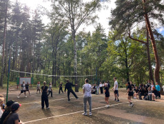 В рамках мероприятий приуроченных ко "Дню молодежи" в нашем лагере &laquo;Услада&raquo; прошли захватывающие соревнования по пионерболу между 3 и 4 и по волейболу между 1 и 2 отрядами!