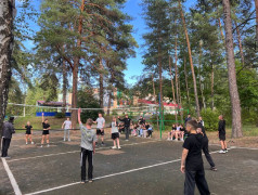 В рамках мероприятий приуроченных ко "Дню молодежи" в нашем лагере &laquo;Услада&raquo; прошли захватывающие соревнования по пионерболу между 3 и 4 и по волейболу между 1 и 2 отрядами!