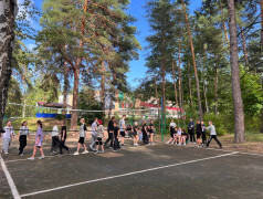 В рамках мероприятий приуроченных ко "Дню молодежи" в нашем лагере &laquo;Услада&raquo; прошли захватывающие соревнования по пионерболу между 3 и 4 и по волейболу между 1 и 2 отрядами!