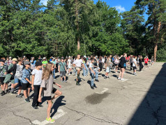 Каждое утро в нашем лагере утреннюю зарядку проводит спортивный сектор ТИН-ЛИГИ!