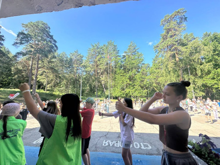 Каждое утро в нашем лагере утреннюю зарядку проводит спортивный сектор ТИН-ЛИГИ!