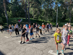 Каждое утро в нашем лагере утреннюю зарядку проводит спортивный сектор ТИН-ЛИГИ!