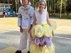 Я его слепила из того, что было... Конкурс костюмов из подручных материалов.