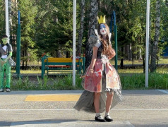 Я его слепила из того, что было... Конкурс костюмов из подручных материалов.