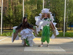 Я его слепила из того, что было... Конкурс костюмов из подручных материалов.