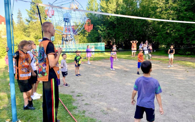 Помощники спортивных инструкторов раскачали спортивные площадки лагеря "Огоньки".