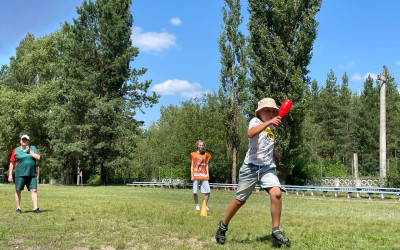 Подростки Тин-Лиги стали незаменимыми помощниками спортивного инструктора в лагере "Ракета"