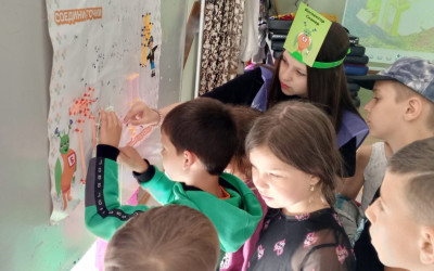 ТиН-лиговцы помощники тренера на сборке квадронавтов.