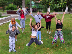 Дружба поколений: в лагере прошёл флешмоб &laquo;Сансара&raquo;