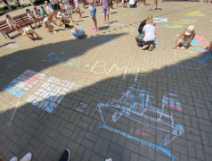 Карикатура на асфальте &laquo;По морям! По Волнам!&raquo;