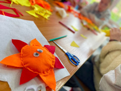 Тепло рук и сердец: в &ldquo;Маяке&rdquo; создают солнышки для добрых дел!