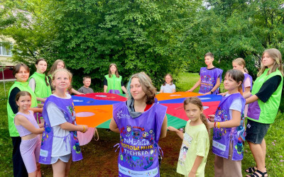 Тин лига: старшие товарищи дарят радость и знания малышам!