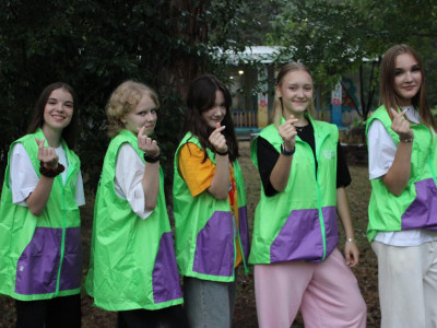 Подростки ДОЛ "Лазурный" помогают тренерам