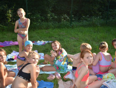 Соревнования по плаванию в лагере "Сосновый бор". Море брызг и веселья.