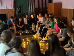 Первый день в "Маяке": Душевные посиделки у свечей и рождение новой лагерной семьи!