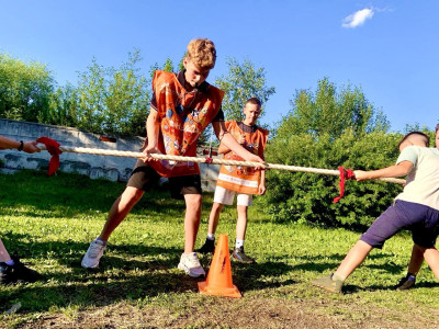 Помощники спортивных инструкторов раскачали спортивные площадки лагеря "Огоньки".
