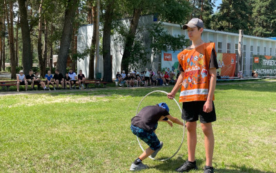 Подростки Тин-Лиги стали незаменимыми помощниками спортивного инструктора в лагере "Ракета"