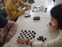 Знают взрослые и дети, знает каждый на планете,  Знает даже детвора &mdash; шашки &mdash; лучшая игра!