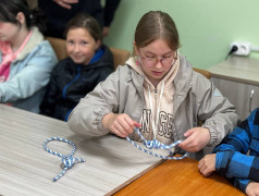 Маяк учится вязать узлы и готовится к туризму!