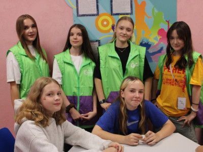 Подростки ДОЛ "Лазурный" помогают тренерам