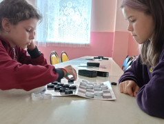 Знают взрослые и дети, знает каждый на планете,  Знает даже детвора &mdash; шашки &mdash; лучшая игра!