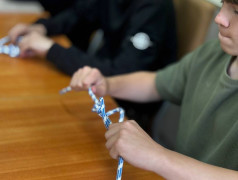 Маяк учится вязать узлы и готовится к туризму!