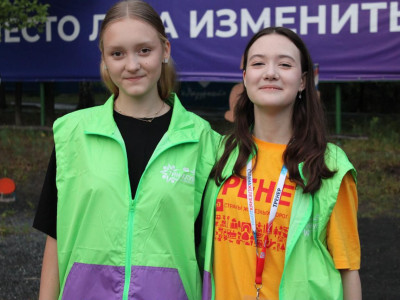 Подростки ДОЛ "Лазурный" помогают тренерам