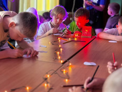 Первый день в "Маяке": Душевные посиделки у свечей и рождение новой лагерной семьи!