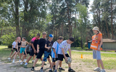 Подростки Тин-Лиги стали незаменимыми помощниками спортивного инструктора в лагере "Ракета"