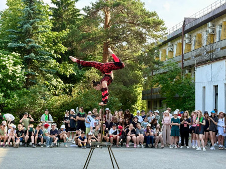 Выступление цирковой команды 