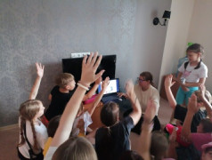 8 Июля в ДОЛ "Магистраль" в честь праздника, "День семьи, любви и верности".  Ребята смотрели...