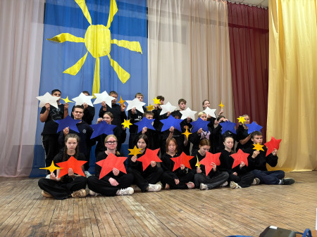 Юные таланты лагеря воссоздали величие флага России в конкурсе живых картин