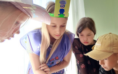 ТиН-лиговцы помощники тренера на сборке квадронавтов.