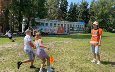 Подростки Тин-Лиги стали незаменимыми помощниками спортивного инструктора в лагере "Ракета"