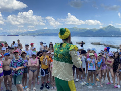 Он рождён из морской бури, властвует над всеми морскими существами и очень любит, когда все купаются! 19 июня в ДОЛ &laquo;Экспресс&raquo; (пос. Кабардинка) прошёл день Нептуна