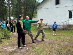 Юноши ДОЛ "Зелёный огонек" ЮВЖД осваивают искусство метания ножей!