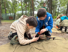 Юные патриоты "Зелёного огонька" осваивают сборку автомата Калашникова!