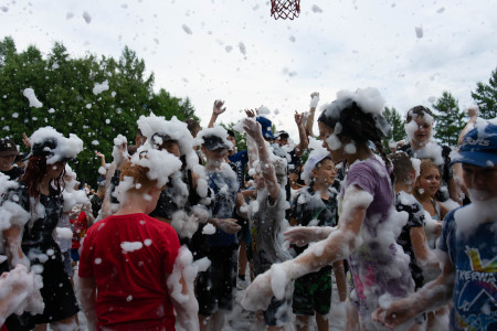 Снег в такой жаркий летний день? А, нет, это же пенная вечеринка!