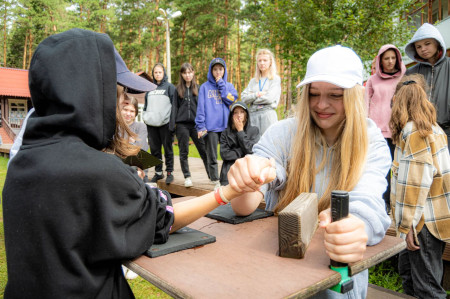Армрестлинг и танцы в лагере 