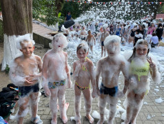Пенная вечеринка: искренняя радость детей в лагере!