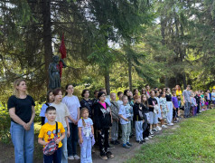 Торжественная линейка поднятия флагов в лагере: начало новой недели