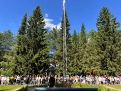 Торжественная линейка поднятия флагов в лагере: начало новой недели