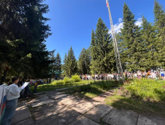 Торжественная линейка поднятия флагов в лагере: начало новой недели