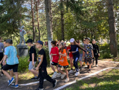 Торжественная линейка поднятия флагов в лагере: начало новой недели