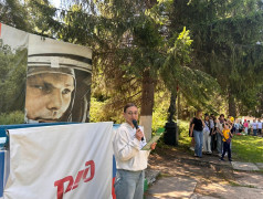 Торжественная линейка поднятия флагов в лагере: начало новой недели