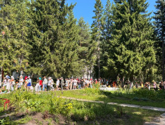 Торжественная линейка поднятия флагов в лагере: начало новой недели