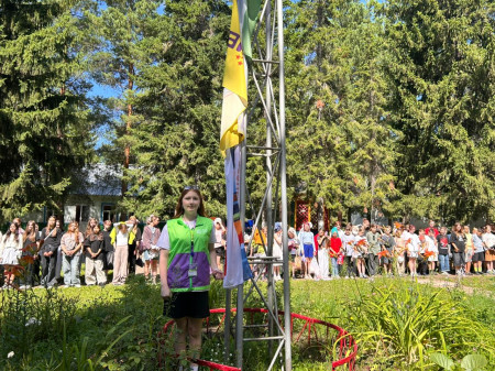 Торжественная линейка поднятия флагов в лагере: начало новой недели