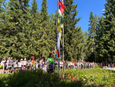 Торжественная линейка поднятия флагов в лагере: начало новой недели