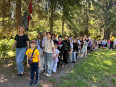 Торжественная линейка поднятия флагов в лагере: начало новой недели